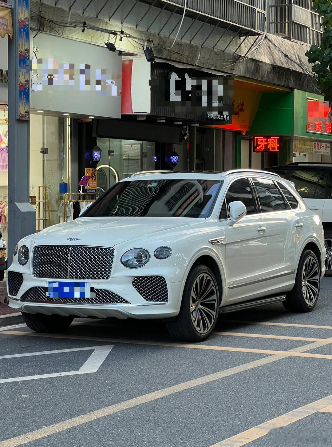 在十八线小县城开上这个车，应该是县城首富了吧？ ​​​