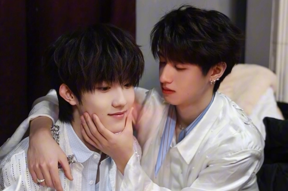 朱志鑫苏新皓捏脸双人卡朱志鑫苏新皓的脸好rua吗 这张卡也太有氛围感了，温柔又可