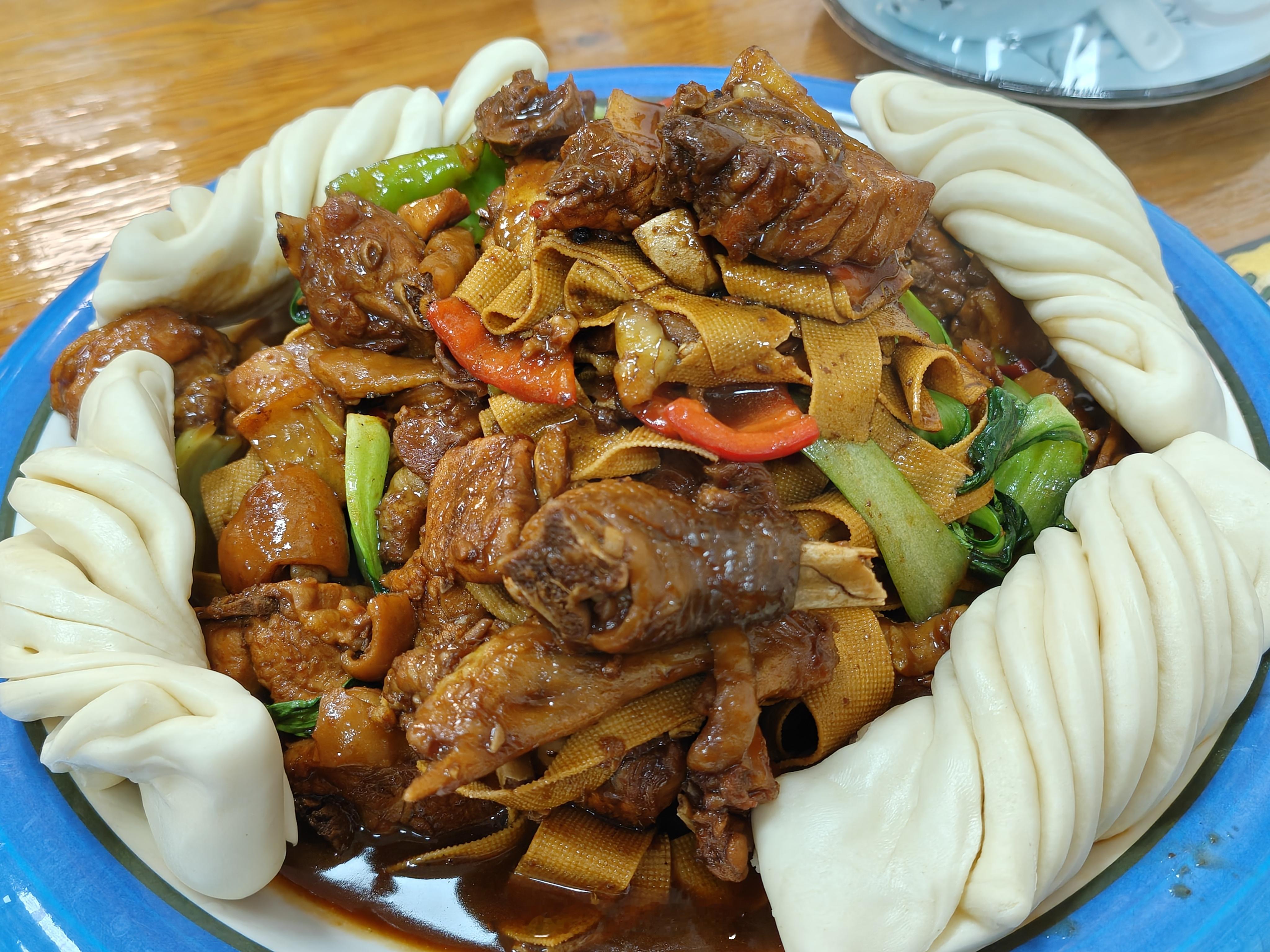 中午就近找了个山东炒鸡，外卖38，堂食58，店家说堂食是老公鸡，外卖是三黄鸡原材