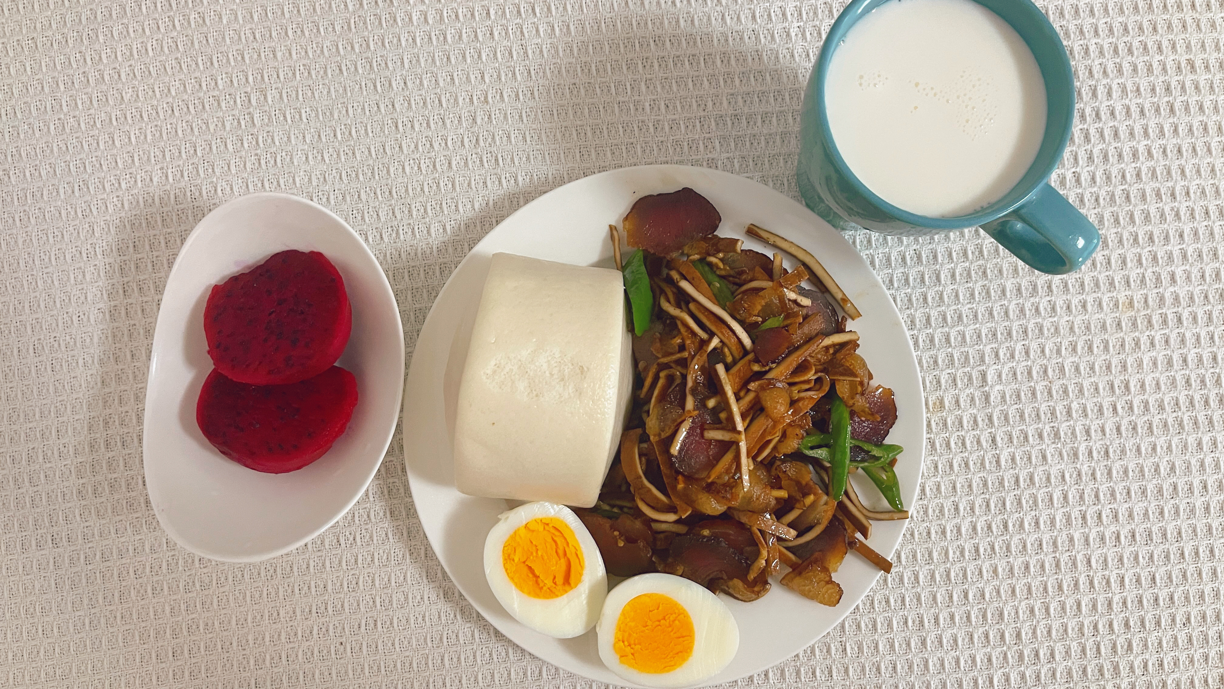 午餐 馒头 香干炒腊肉 白水蛋 火龙果 牛奶 
