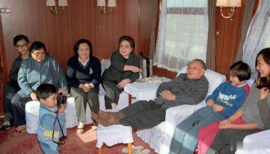 #纪念小平同志诞辰120周年# 【高风亮节】1989年11月，邓小平终于辞去了自