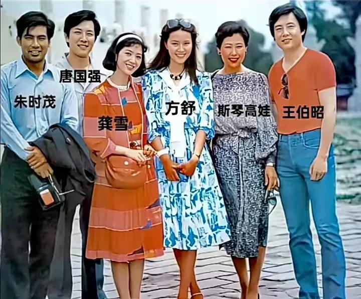 这些老演员当年也都风华正茂过，然而岁月不饶人，不经意间，他们也都老了，人生都步入