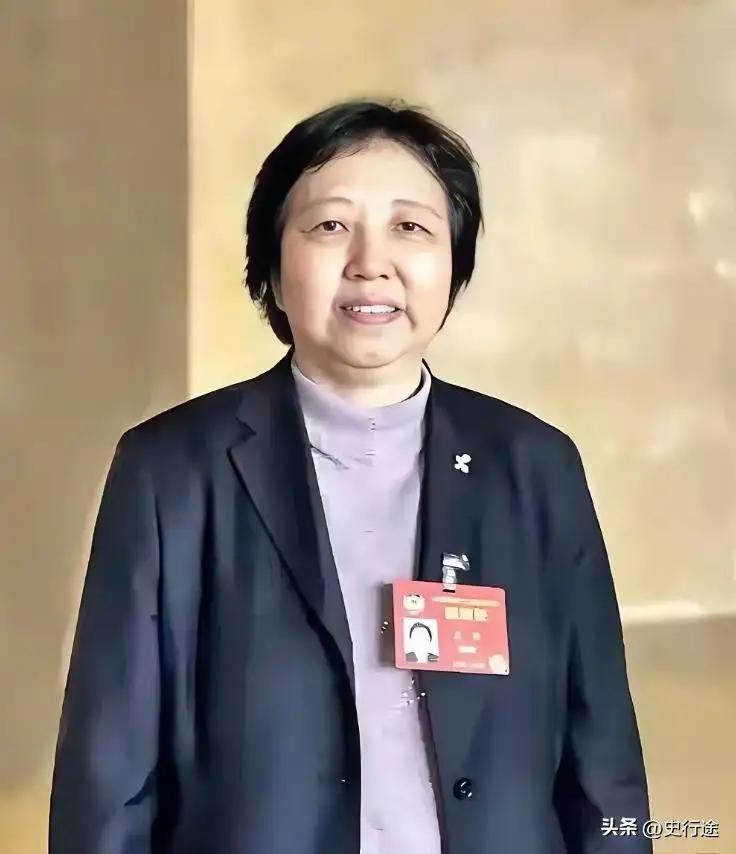 低调传承：从苏玲身上，窥见一代人的精神底色
这张照片里，没有华服珠宝的装点，也不