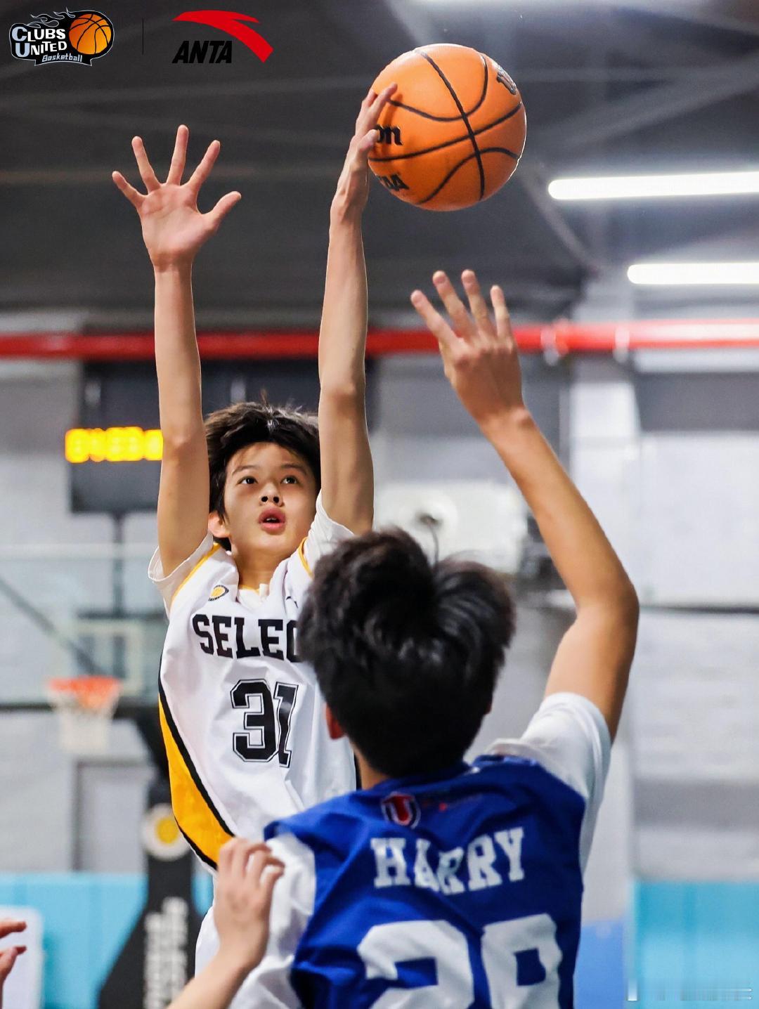 邓超孙俪儿子等等打篮球照14岁等等打篮球照 孙俪邓超儿子等等近照，投篮的时候整个