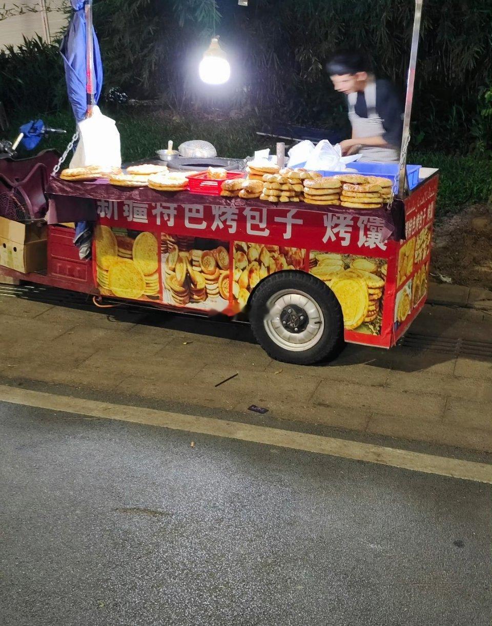 网友：第一次出摊，先找个没人的地方练练胆 ​​​