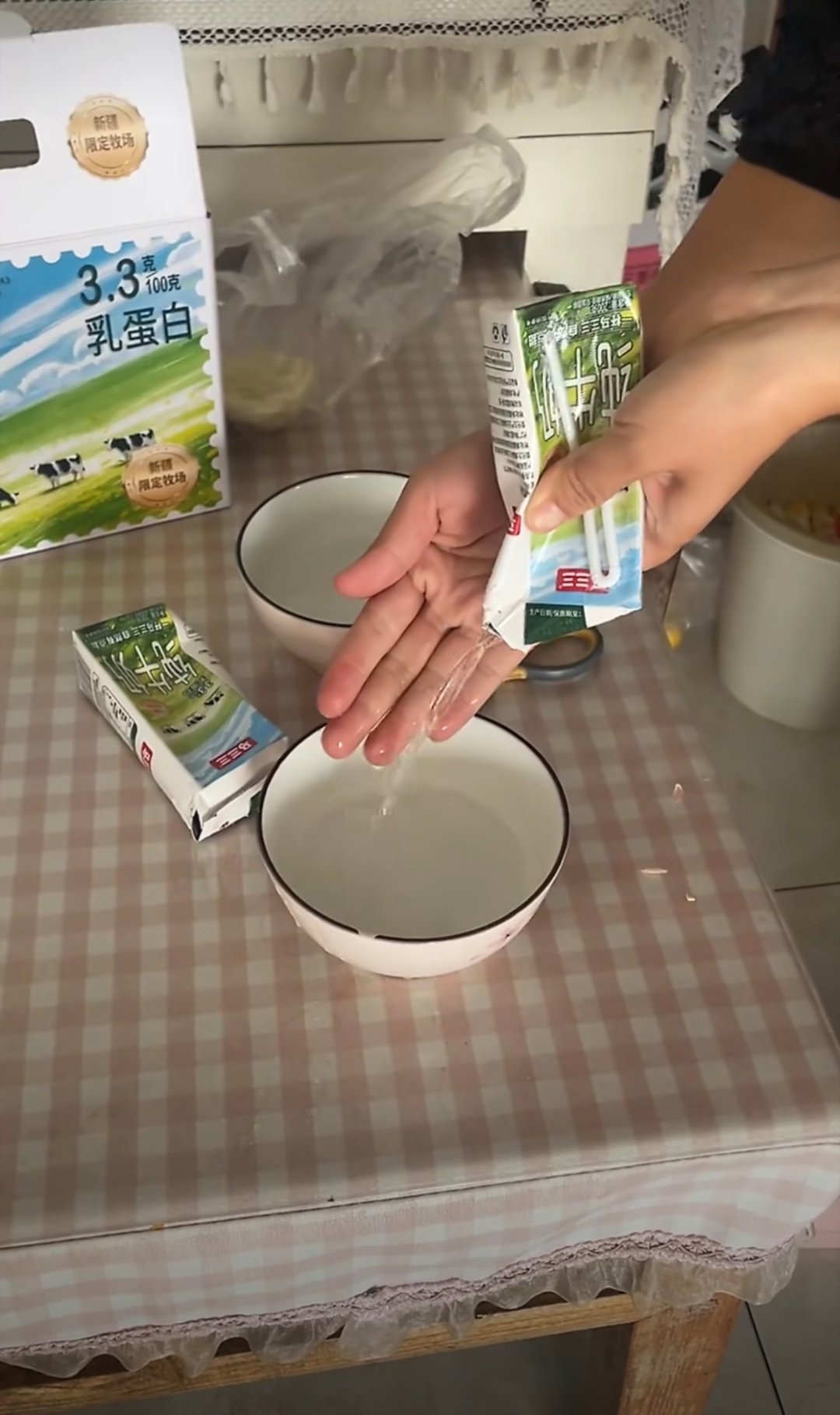 网购牛奶倒出来发现是清水我还以为是什么不知名品牌牛奶，没想到人家卖的挺贵的[允悲