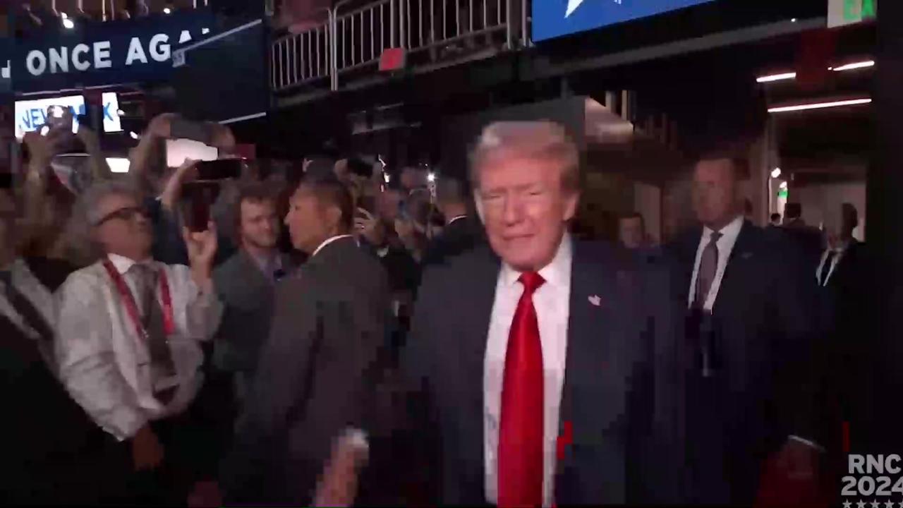 美国这事儿太魔幻了，政府“停摆”13天，博物馆关了、航班大面积延误，美国财长直接