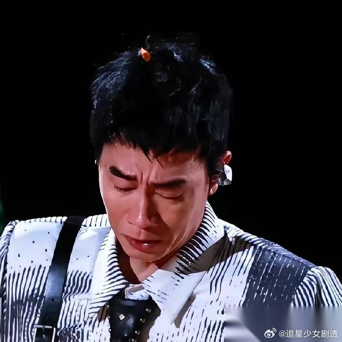 58岁陈小春在演唱会上哭得像个孩子， 不是卖惨，是真急眼了。 北京首场，舞台中间