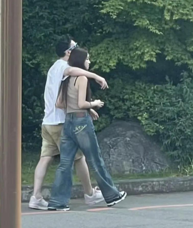 今天是王思聪人生中第一个属于自己的父亲节，怪不得黄一鸣前两天在视频中就练习小孩怎