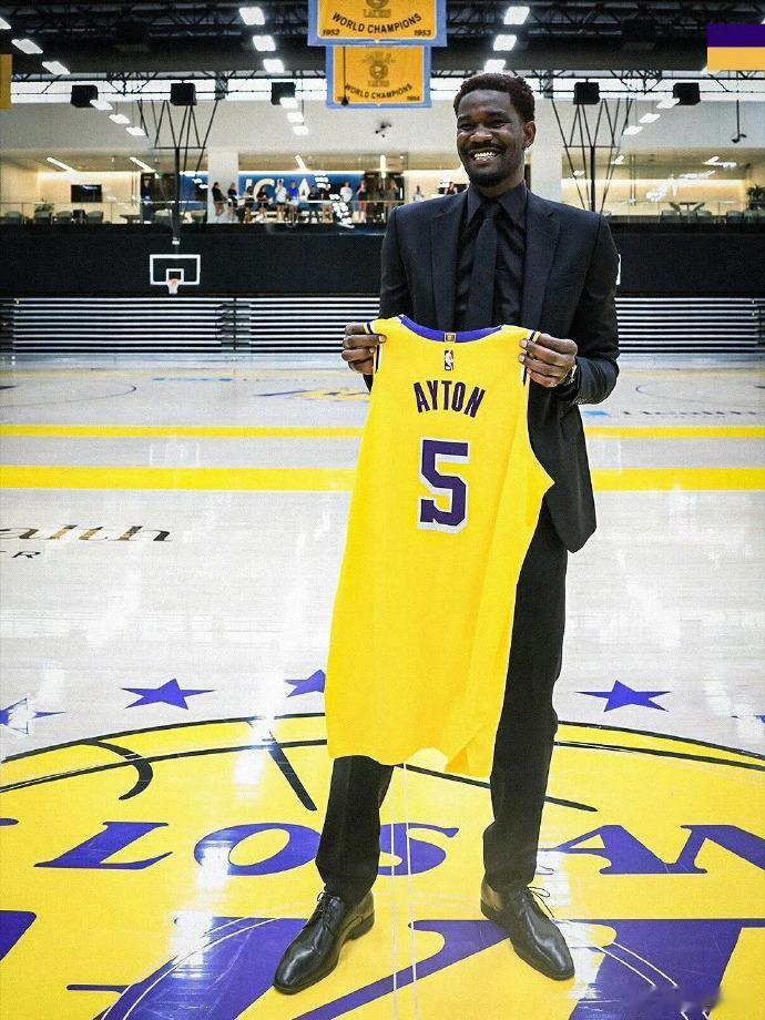 看了今天湖人和爵士的比赛，传给艾顿球最舒服的还是詹姆斯，詹姆斯传来的球到位，不需