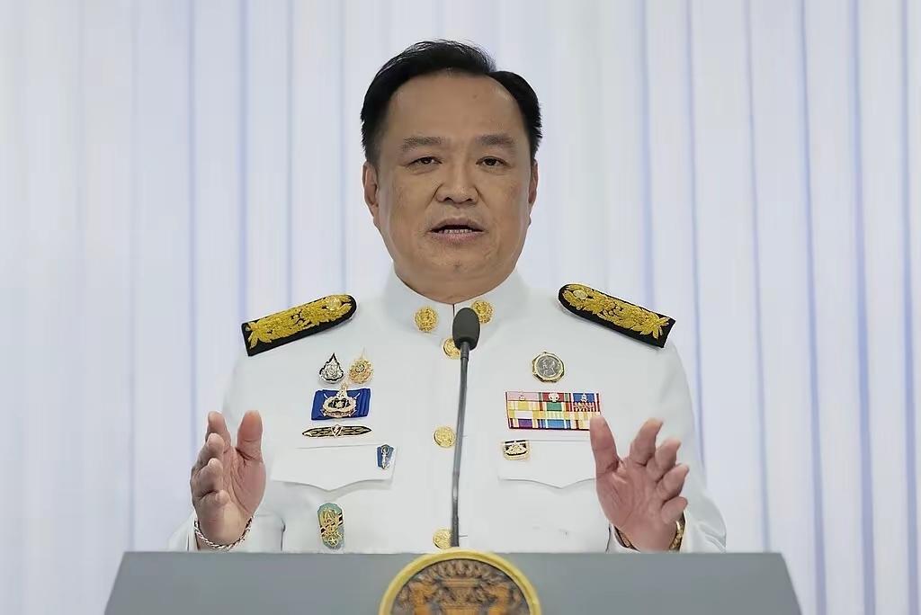 有关泰国和柬埔寨冲突情况，新加坡媒体报道指出：泰国首相阿努廷说，在军事层面，泰国