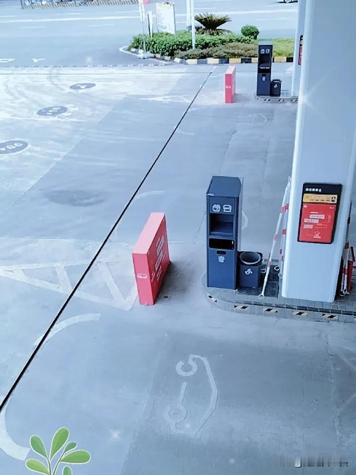 昨天同事又遇到个奇葩！
一个骑摩托车的来加油，加了39元，他拿了两张20的。
刚