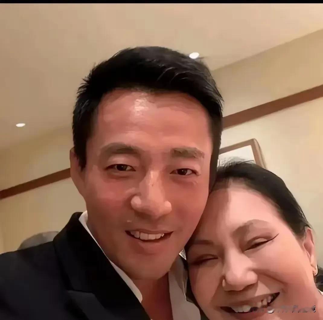 这个丈母娘真的很奇葩，对两任女婿都是这种作风，难道非得靠得那么近，才显现出对女婿
