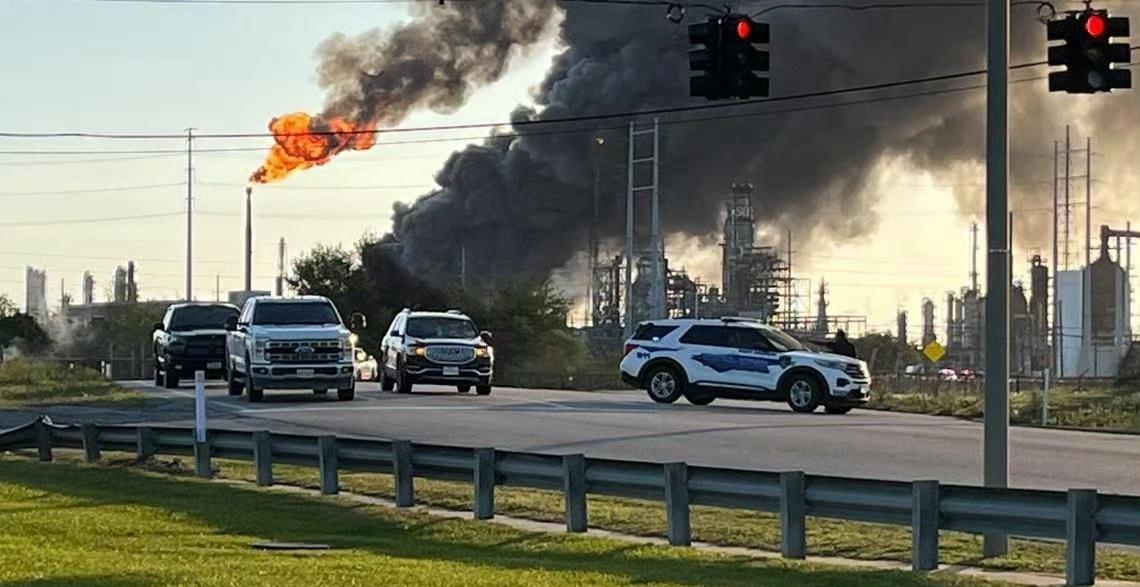 昨天，美国德克萨斯州阿瑟港的瓦莱罗石油炼油厂突发爆炸，随即燃起大火。

目前，爆