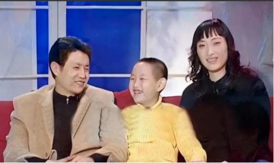 1992年，陈忠和的妻子因背包带勾住了火车，而被卷入火车下不幸而亡。3年后，陈忠