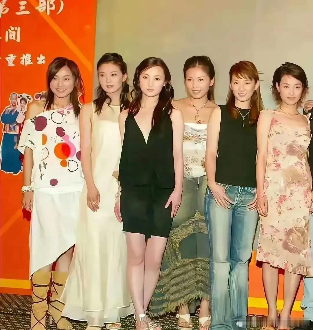 站在最边上的秦岚，也不会想到自己未来的大明星吧 