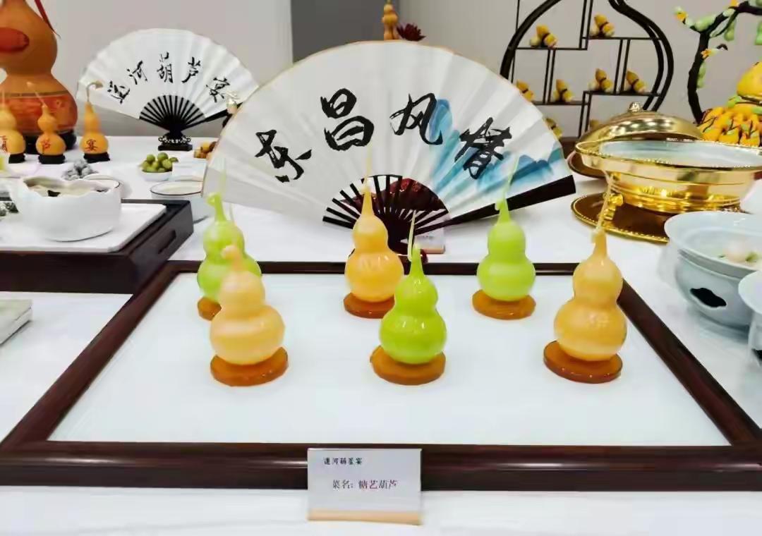 聊城，运河葫芦宴！
您看，桌上摆着精致的糖艺葫芦，黄绿相间，像小灯笼似的超可爱！