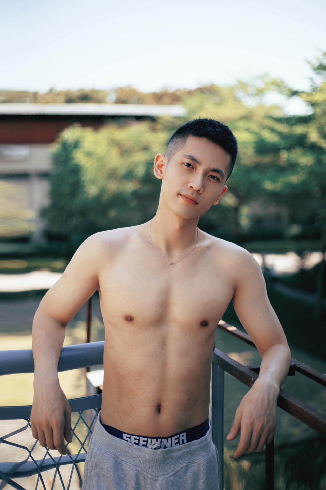 有点害羞的网友随性健身自拍 深圳男生拍照 男生写真