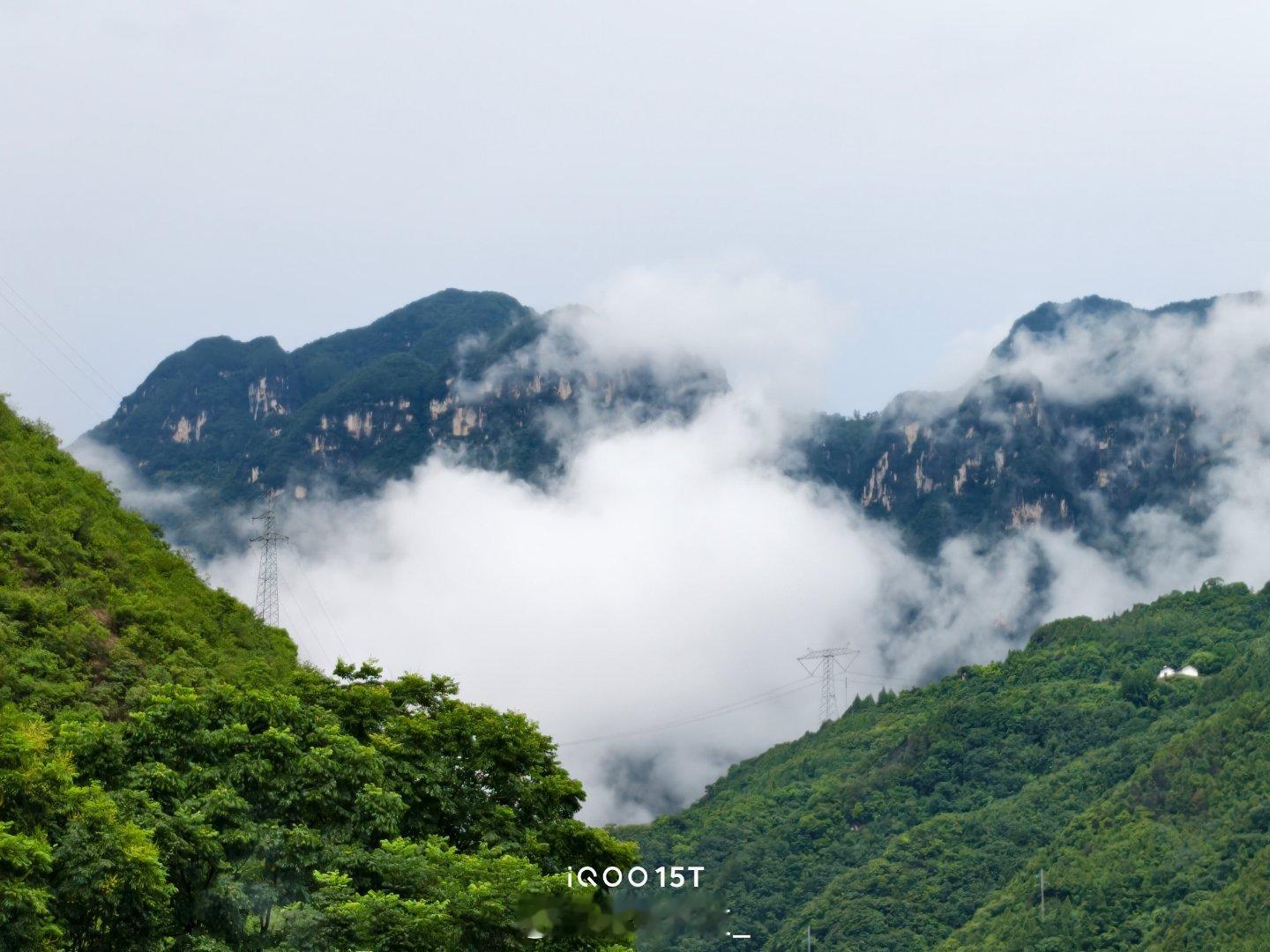 iQOO15T直出山野云海大片，长焦氛围感拉满，远处山峦云雾层次都清晰拿捏，不用