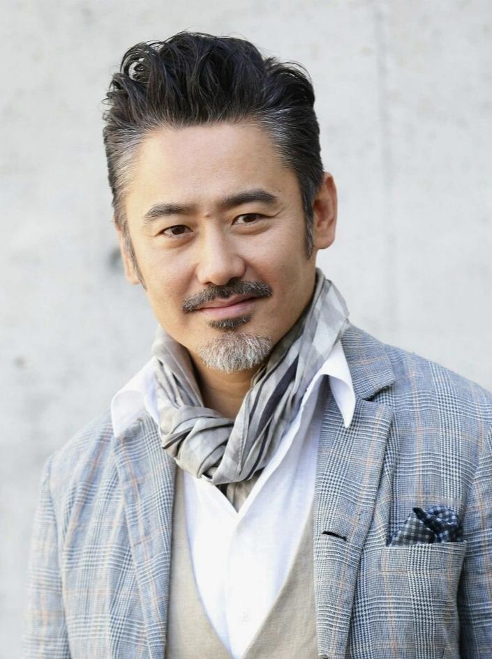 57岁吴秀波移居英国2年再陷债务危机，累计被执行超7亿，

57岁的吴秀波移居英