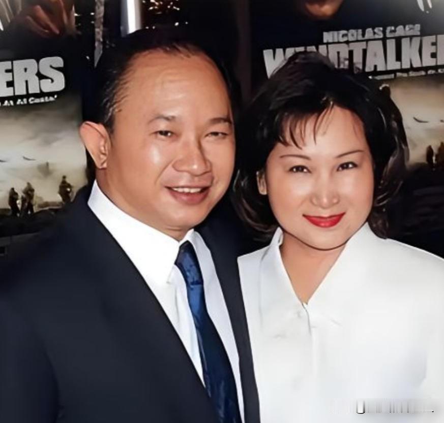 2012年，著名导演吴宇森确诊淋巴癌中期，变卖了北京的房产去美国治病。谁料8年后