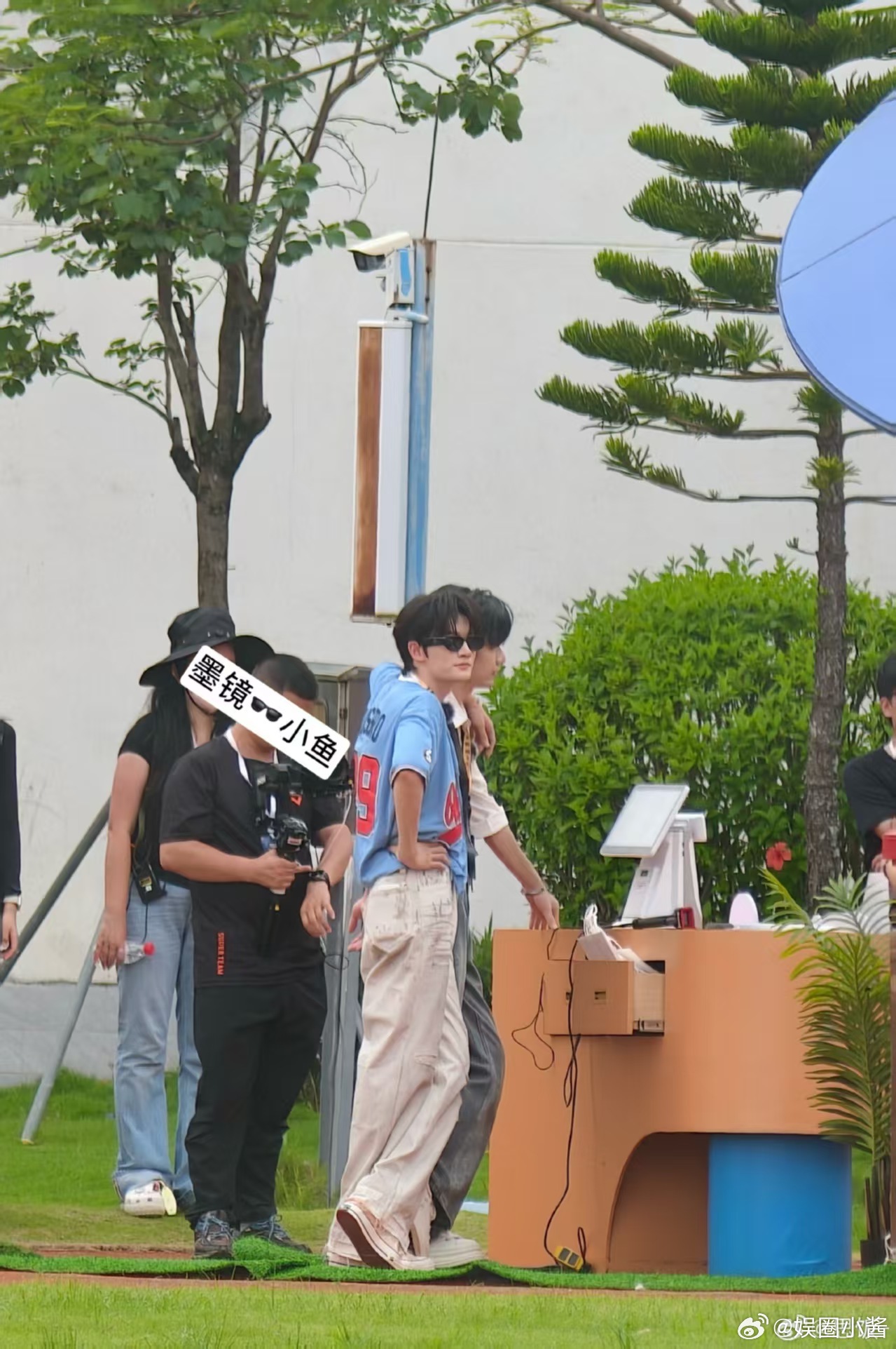 余宇涵现身珠海打篮球余宇涵在《宇宙帮帮忙》里递出的晨光文具，是给路人的小美好；他
