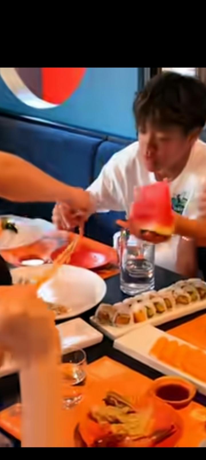 巴西足球很厉害，他的孩子们多数来自贫民窟。
没有海参，白斩鸡，
也没有比亚迪的7