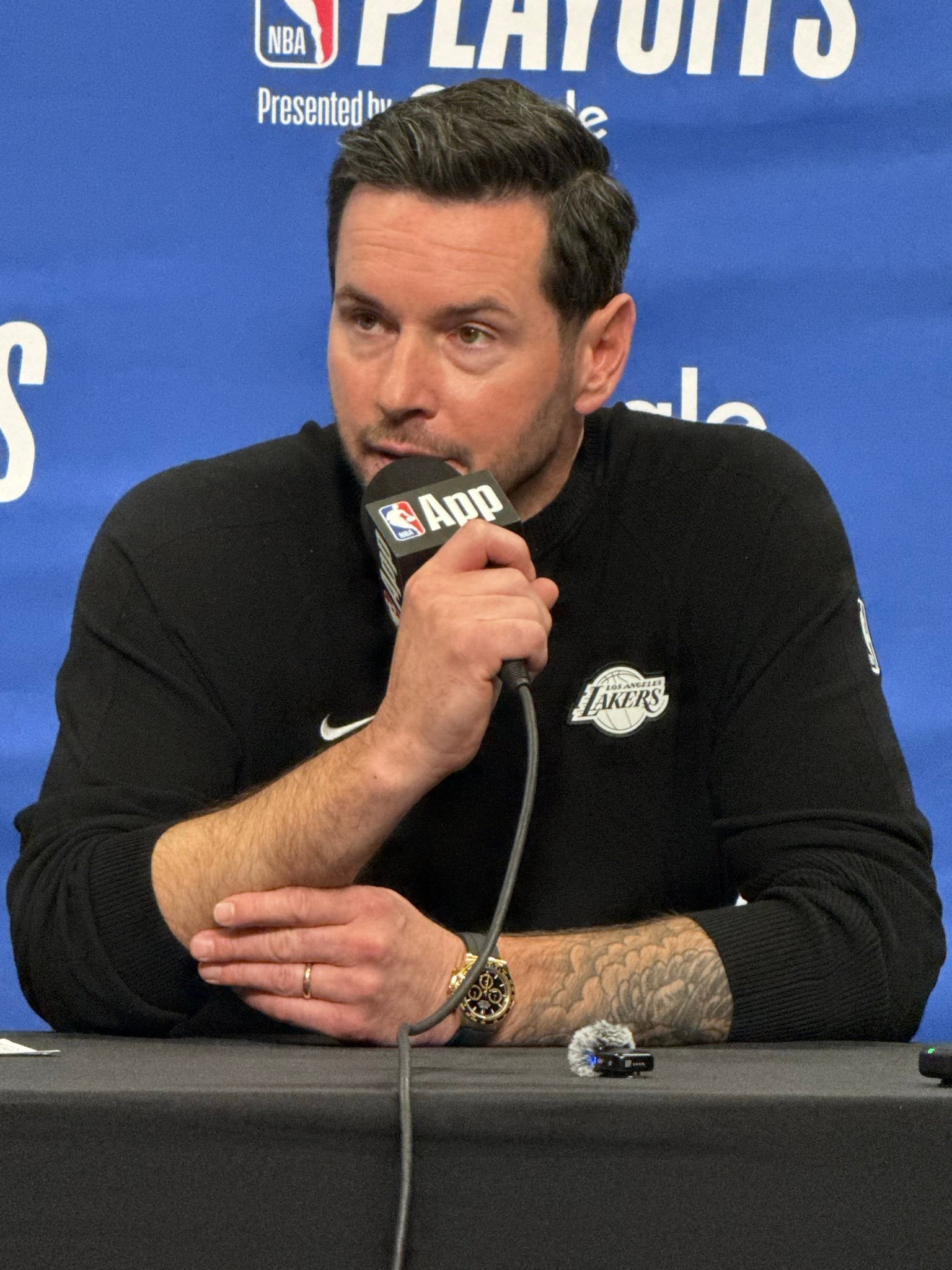 JJ ：“我们的球员们迎难而上。”他喜欢勒布朗和所有其他人付出的努力，以及他们如