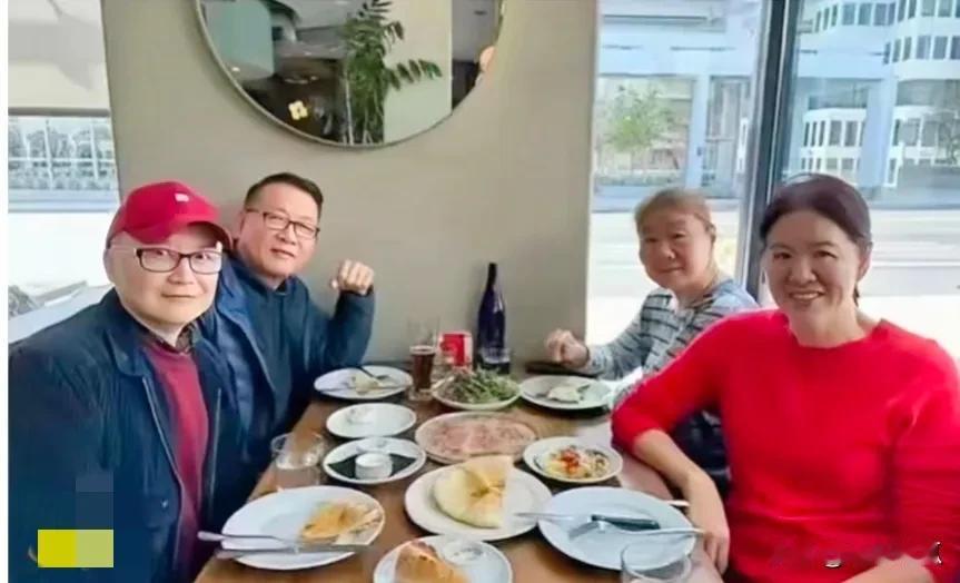 排球女将及教练郎平一家人用餐，饮食清淡，一家人十分和谐，镜头下的郎平瘦了好多但气