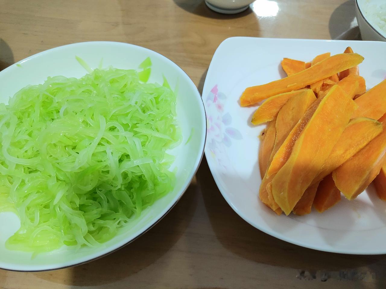 我姐这几天天天晚上起荨麻疹，那种大大的风团，就是高于皮肤，又红又痒，越挠越多。