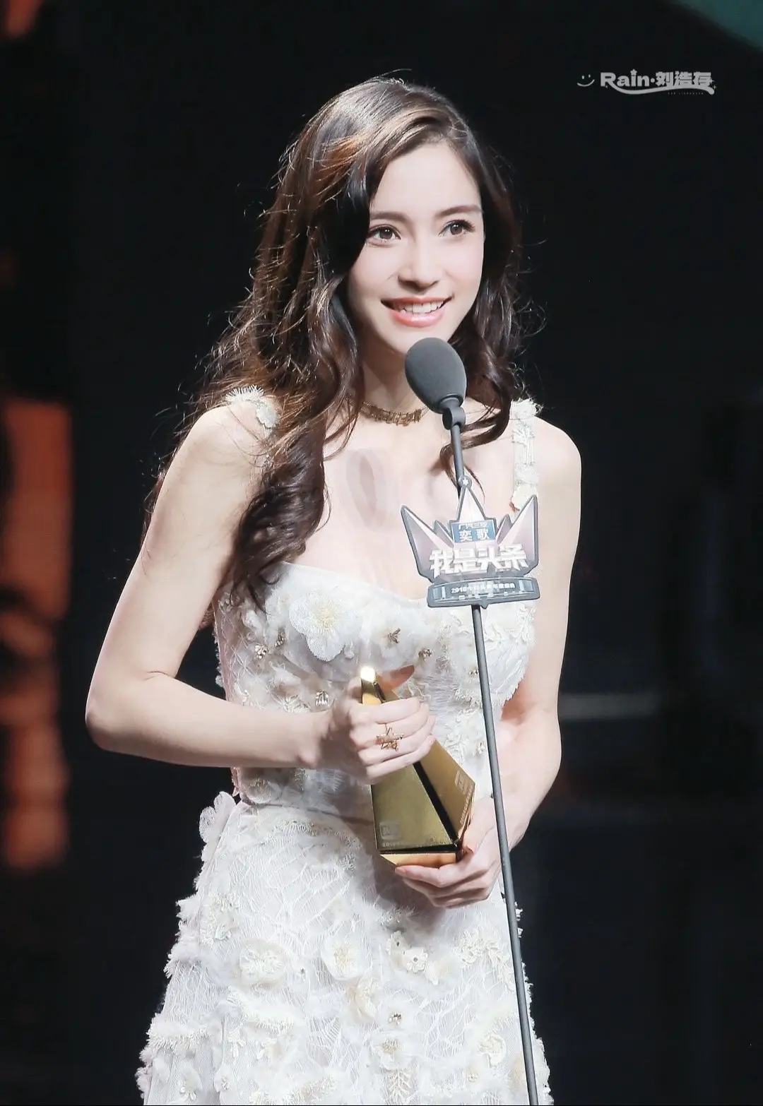 杨颖。