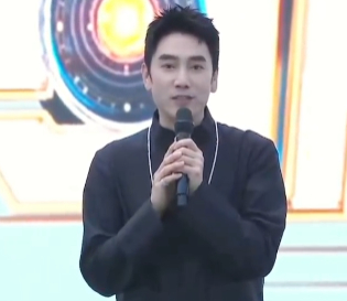 林依轮 24岁是选手55岁是导师 24岁那年林依轮作为选手踏上青歌赛征程，收获荣