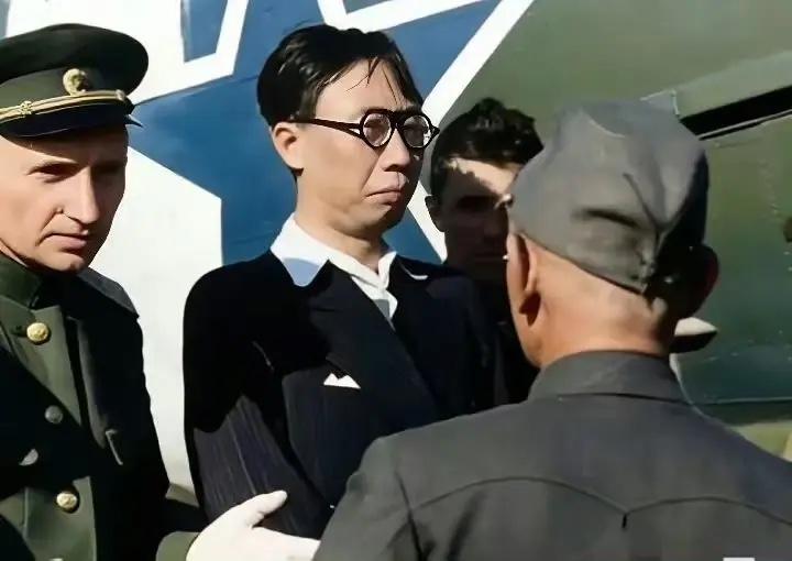 1945年8月，溥仪在沈阳东塔机场被苏联红军俘虏时的一幕，当时日本已经正式宣布投