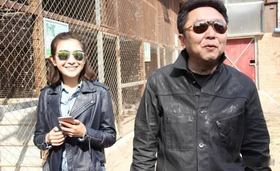 于谦，吴京聚众喝酒，抽烟遭网友批评。

从网上热传的一段小视频中，我们看到在一望