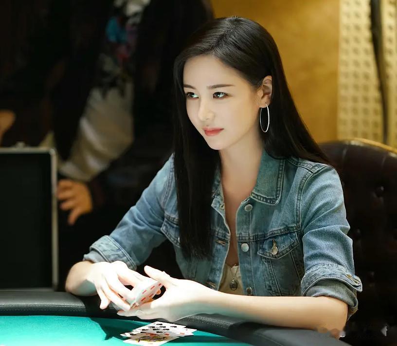 《追龙2》【电影中的冷知识01】

1.在龙志强豪宅众匪聚餐的片段中，梁家辉所饰