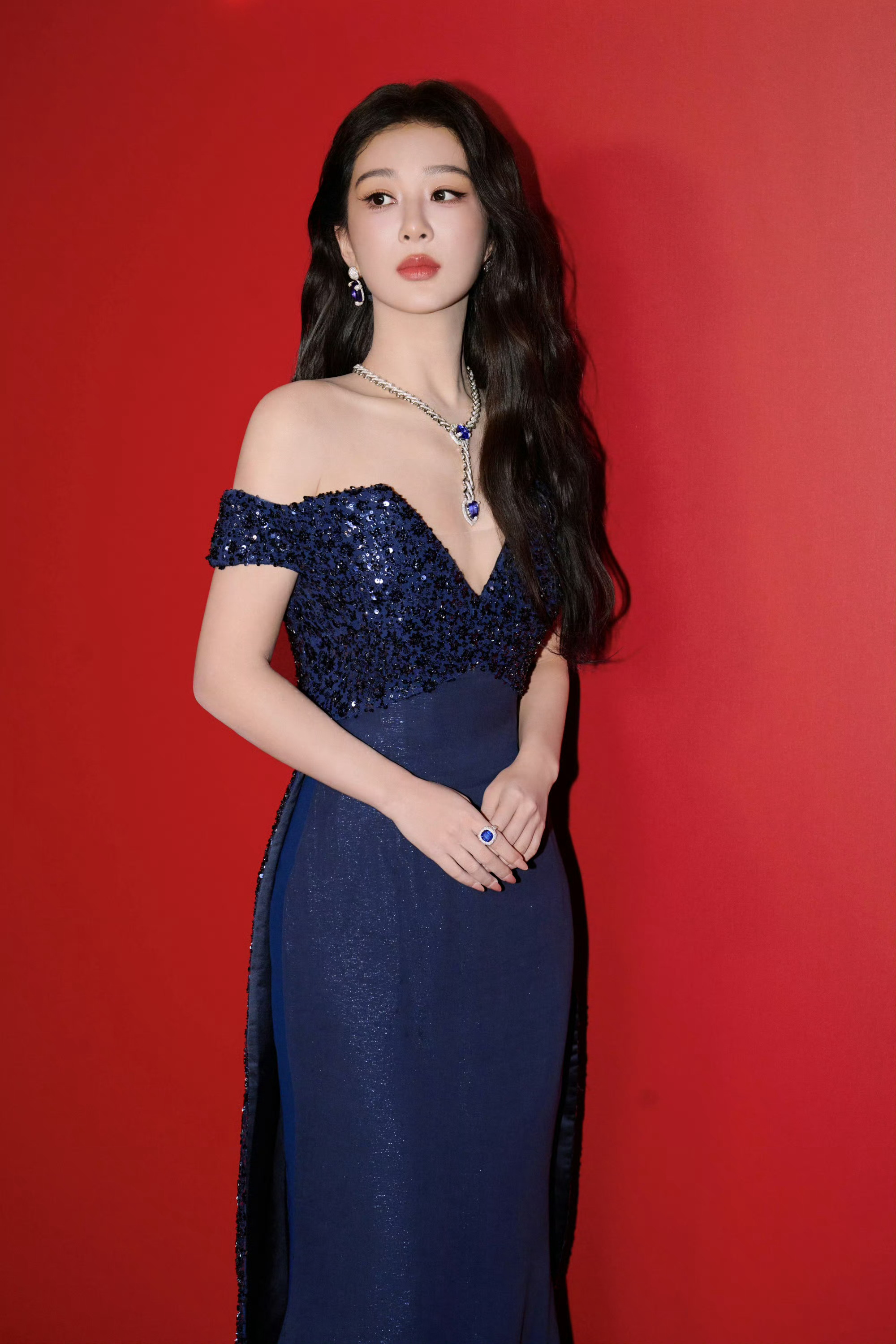 杨紫[超话]  以赤诚对待演员这份事业，用共情赋予角色灵魂；坚持独立表达，拥抱丰