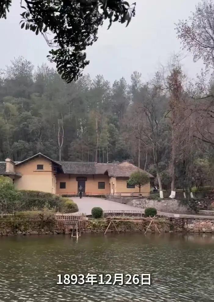 晒图笔记大赛这里是毛主席故居，韶山冲的这栋土坯房，青瓦黄墙，掩映在苍翠之中。这里
