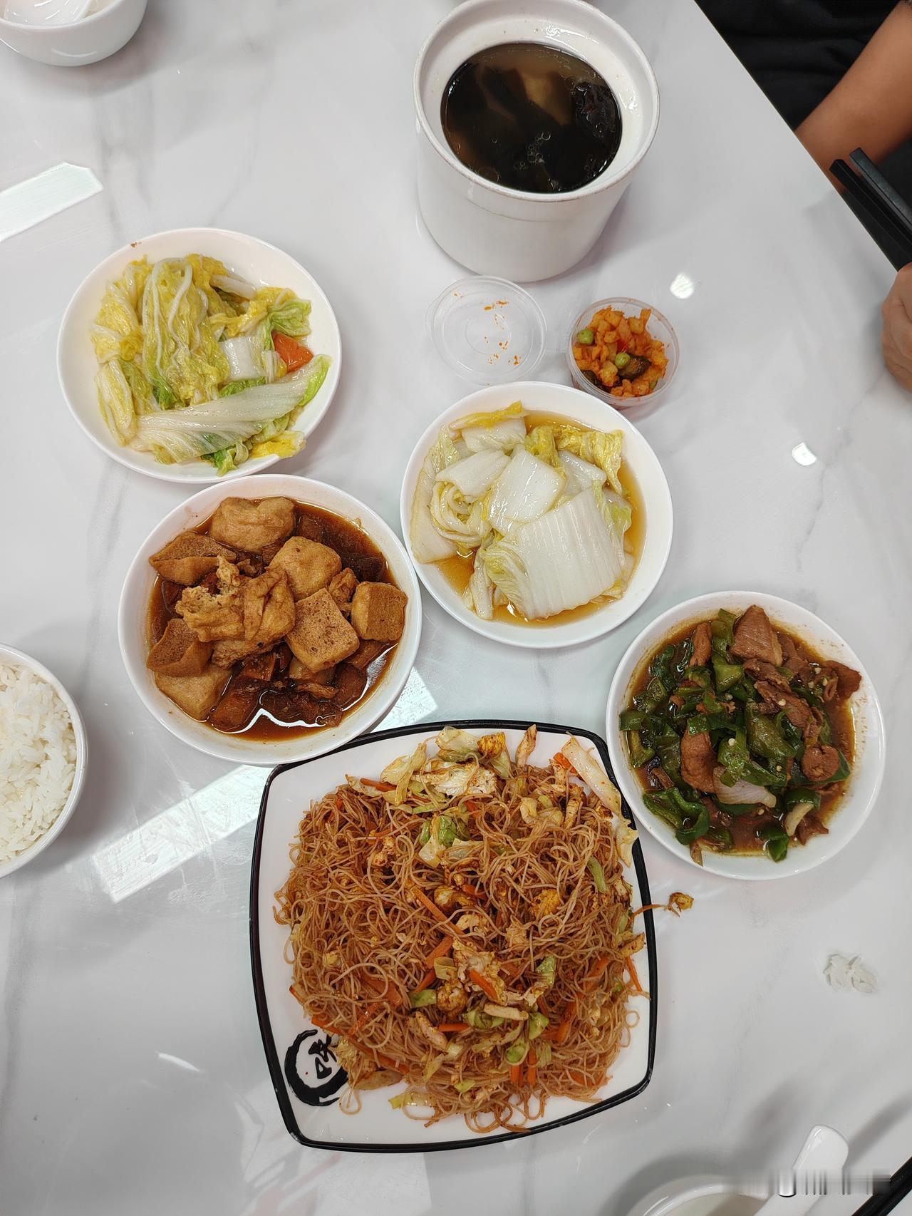 街边小店，小碗菜，这么便宜。
晚饭，想换个口味，寻到福州站不远的一家小店。
主理