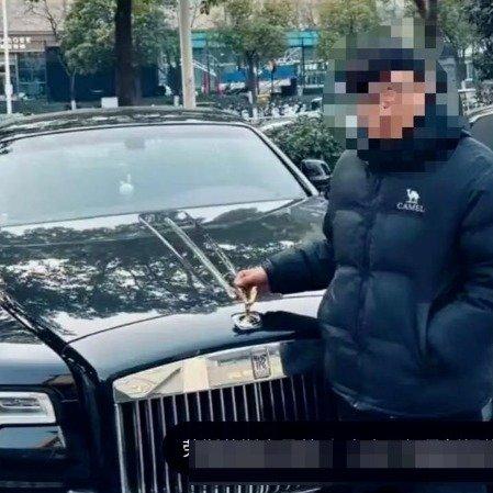 谁懂啊！普通人拍个照，突然成了霸总文男主？
 
一网友随手和劳斯莱斯合了张影，结