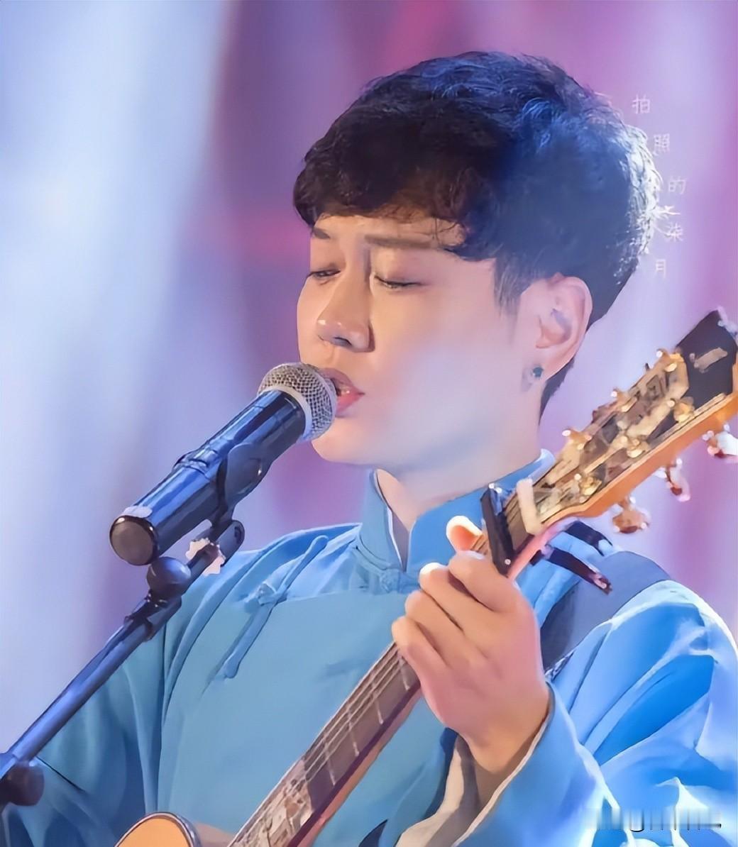 郭德纲刚被约谈孟鹤堂就跨界发歌？网友：这师徒档太会了。
2025年11月底，郭德