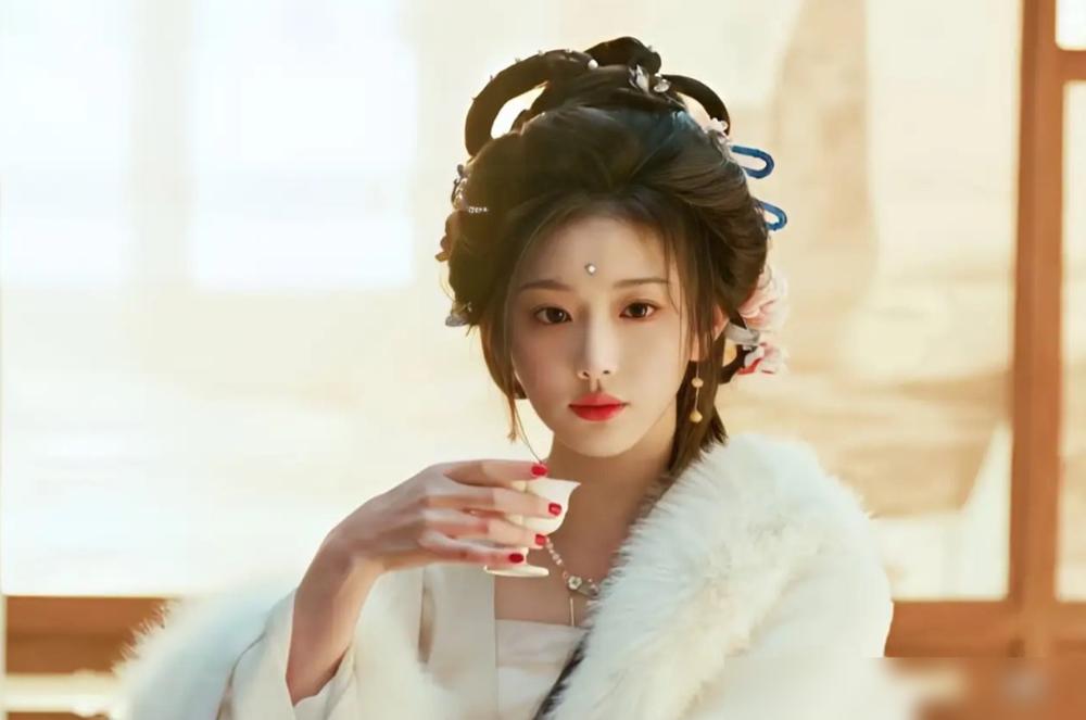 《逐玉》这波真火出圈了。
上线没两周，云合市占率破50%，还冲进网飞非英语剧全