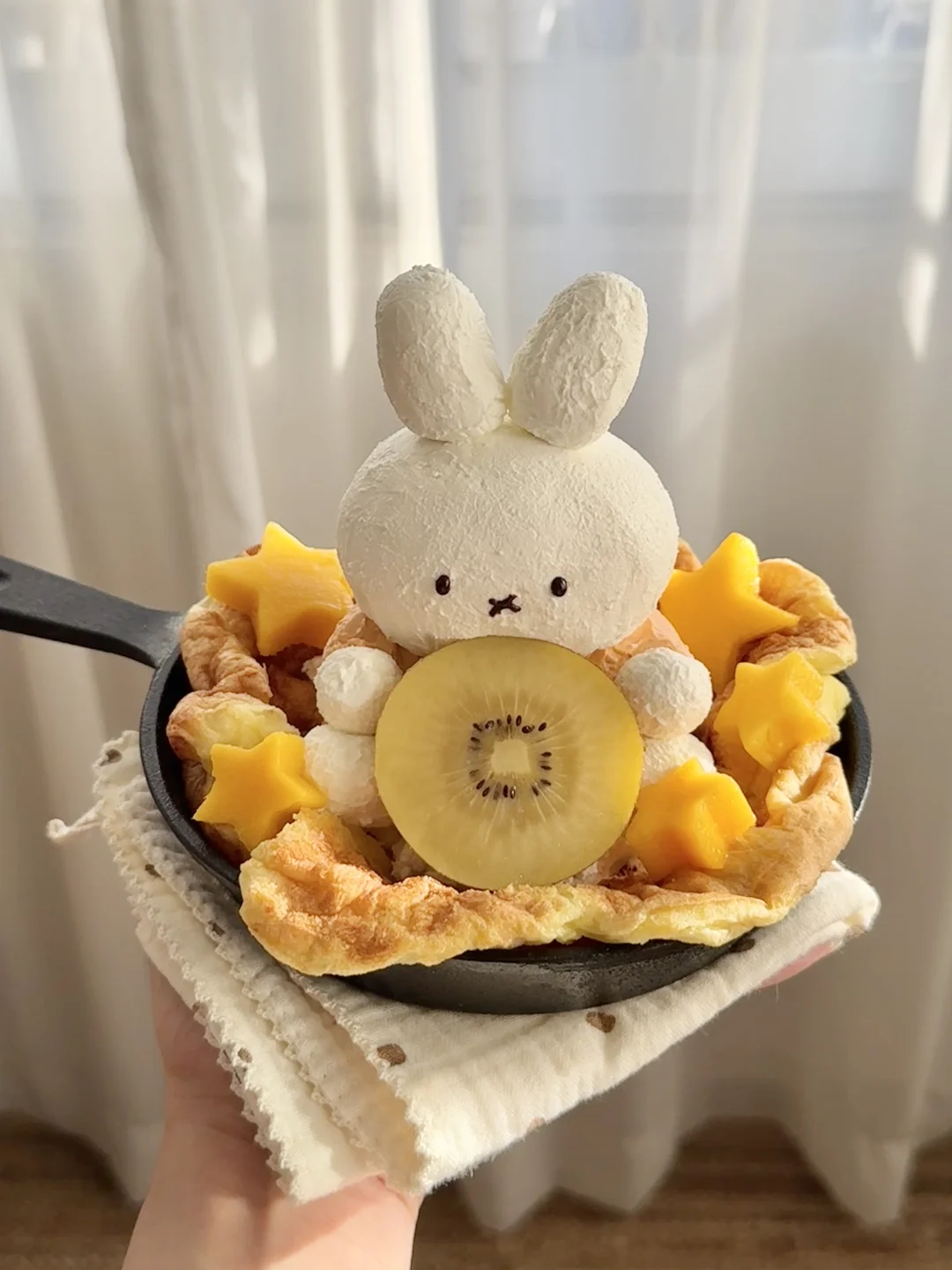 米菲抱月🌕 金果酸奶荷兰松饼