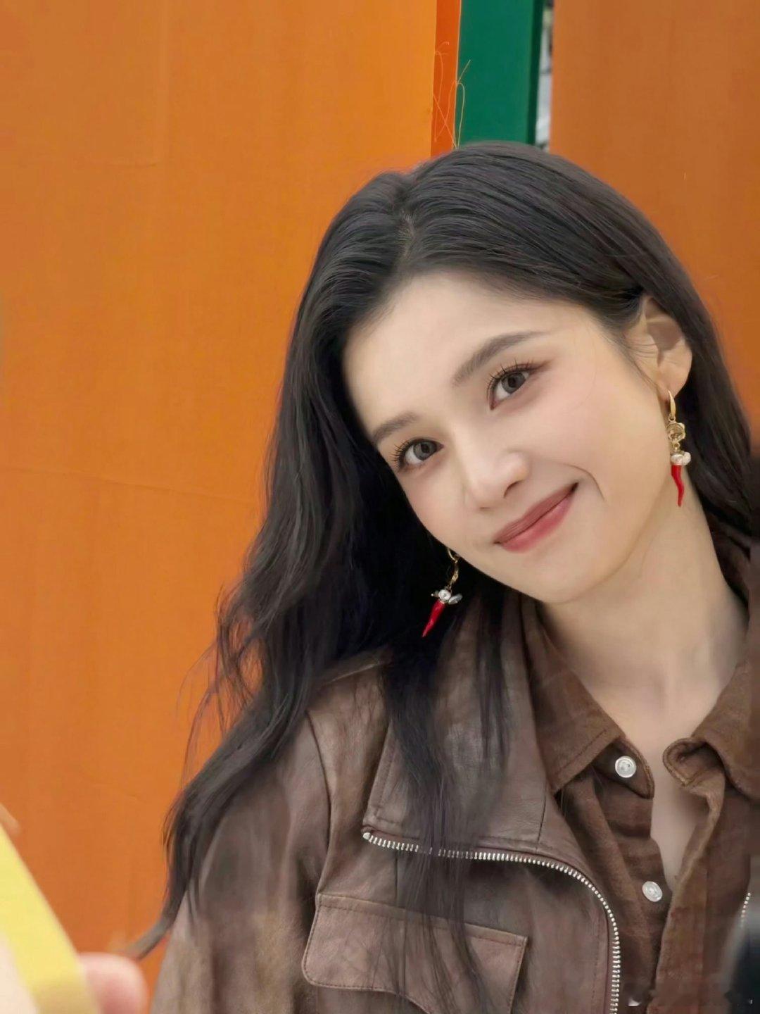 张婧仪生图明媚成这样 张婧仪的生图传递出一种积极向上的能量。她的笑容总是那么真诚