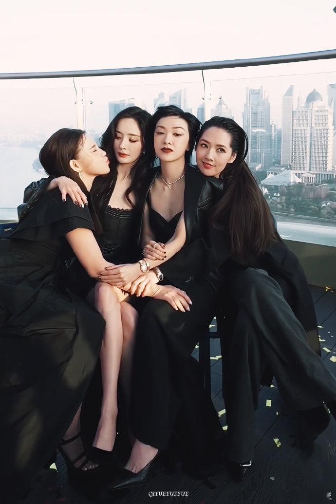 时代姐妹花嘉人同框图 四美齐聚，各具风情，真是视觉盛宴！期待更多精彩瞬间我要去重