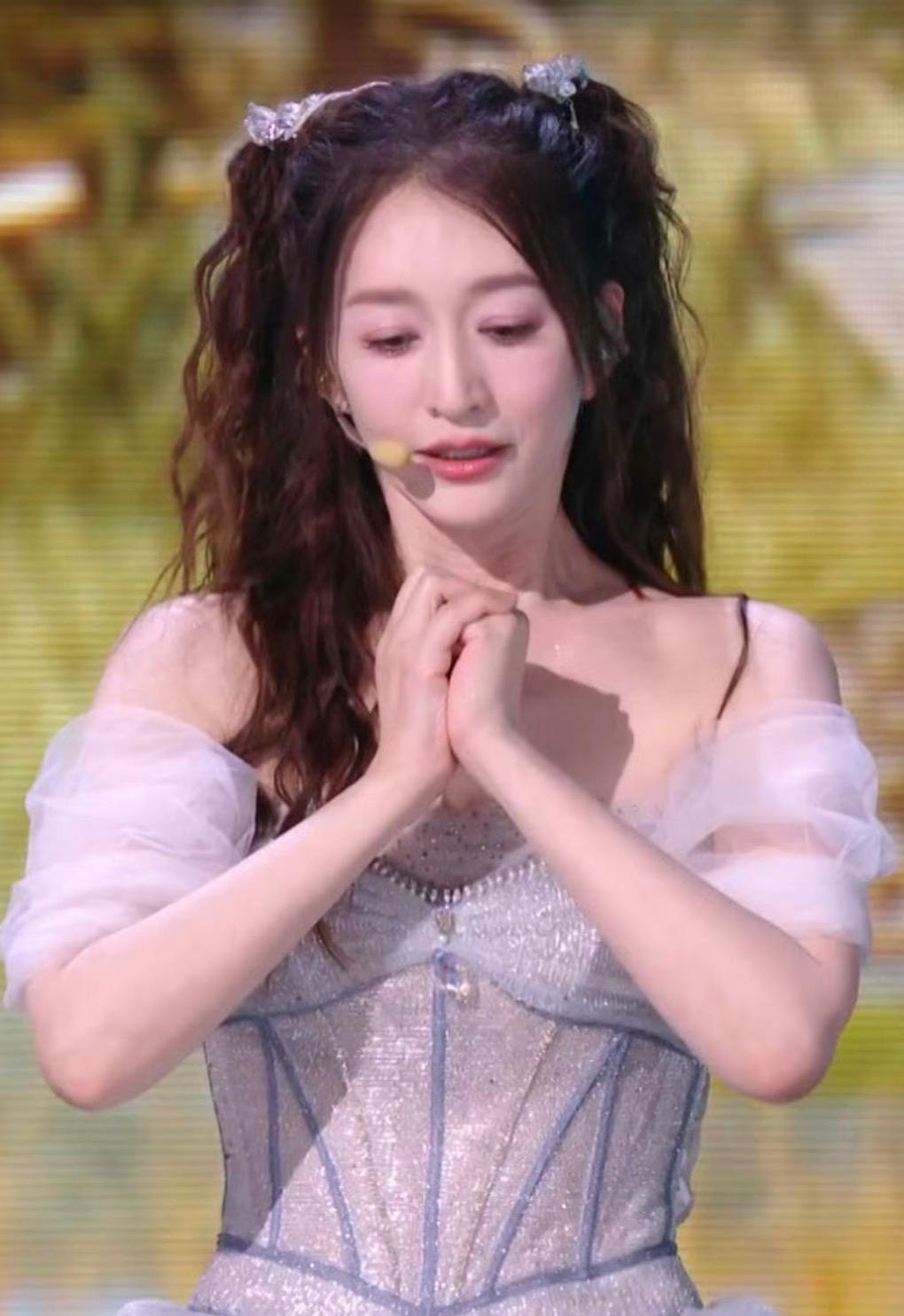 李小冉团一公真真真太难听了哇，好好看，好好磕，好难听！
意料之中，即便唱得如此难