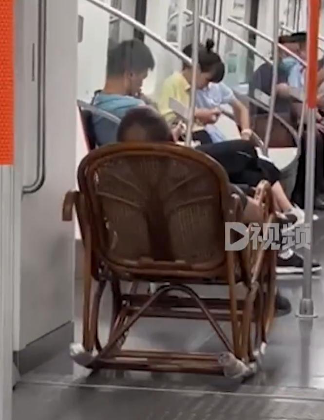 【，地铁：未超标准可以携带】7月17日，湖北武汉。网友发视频称地铁上一大爷坐着摇