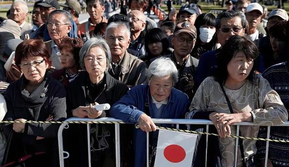 最近日元快把日本逼疯了，美元兑日元一直在159左右晃悠，就差一步到160，可日本