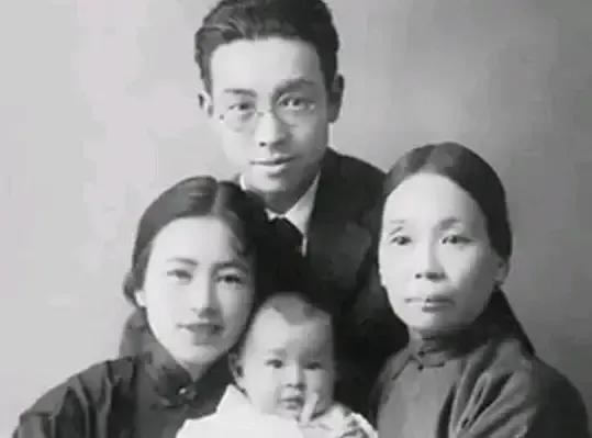 1903年，30岁梁启超和17岁王桂荃行房，两人大汗淋漓，次日梁启超却说：“我提