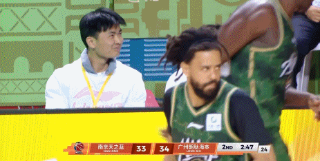 虽然是在CBA打的比赛，但这一刻也可以说是说唱巨星J .Cole的人生时刻！ j