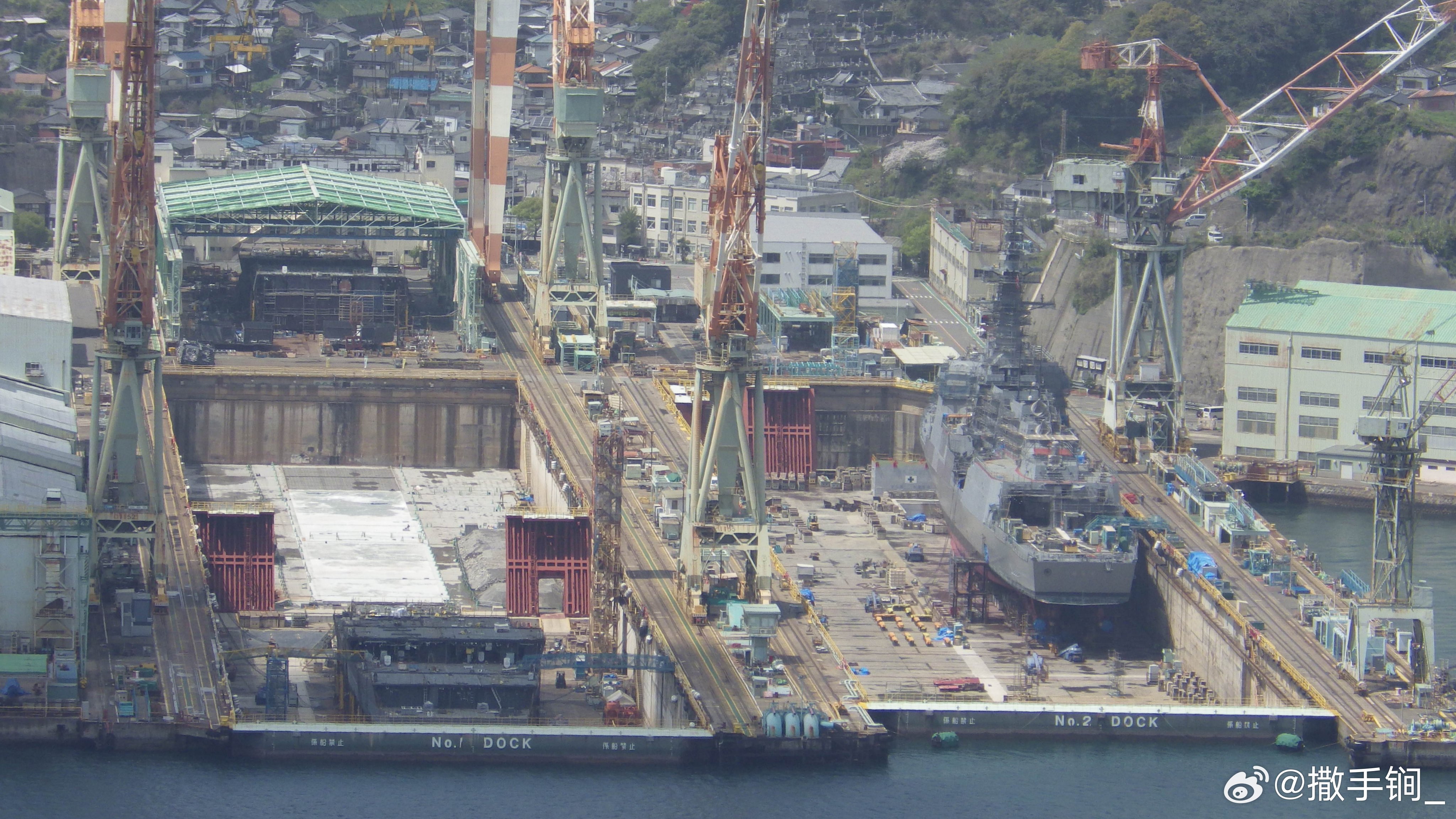 日本海自ASEV宙斯盾舰昨天的最新进展（图左），舰尾已经成型。图右是一艘进坞维修